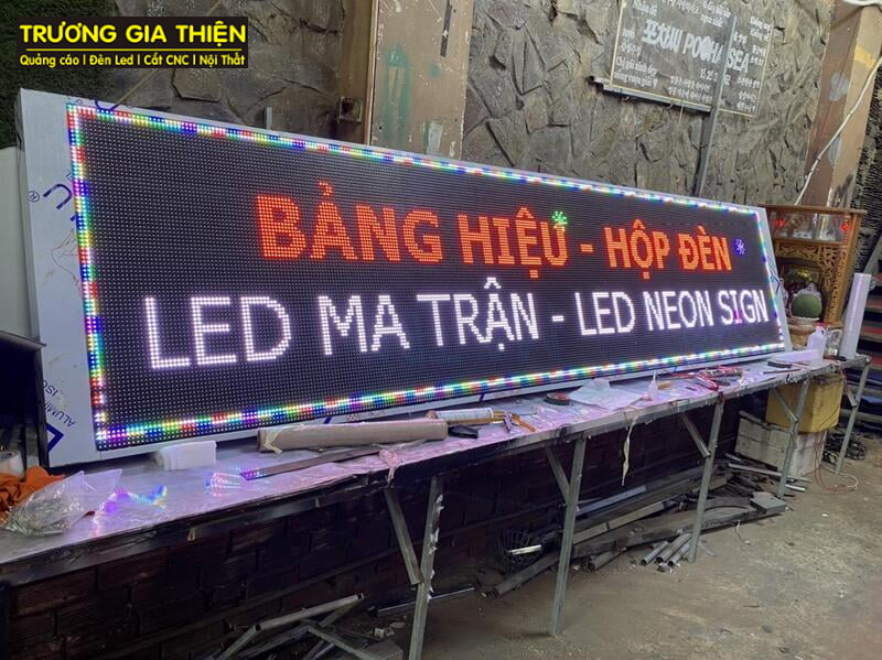 Khung sắt chịu lực khi thi công biển quảng cáo đèn LED