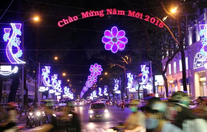 Mẫu cột đèn led trang trí đường phố chủ đề chào năm mới