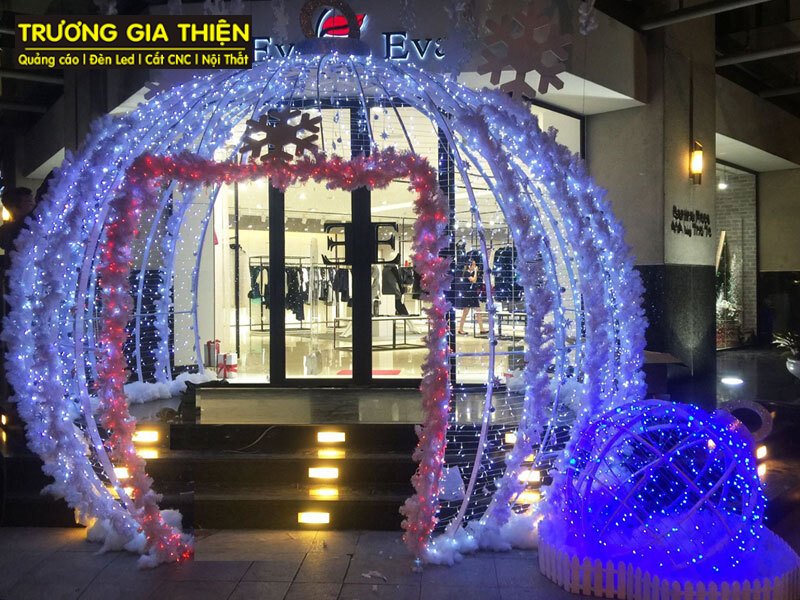 Trang trí cổng Noel bằng dây đèn LED