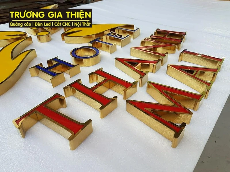 Chữ mica hút nổi viền inox nhôm tạo ra sự tương phản màu sắc và tăng độ sang trọng