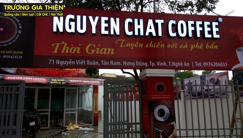 Mẫu bảng hiệu chữ in đậm nổi ánh sáng trắng chữ nổi