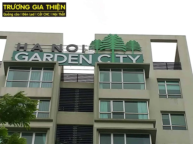Mẫu chữ nổi in đậm gắn trên toà nhà cao