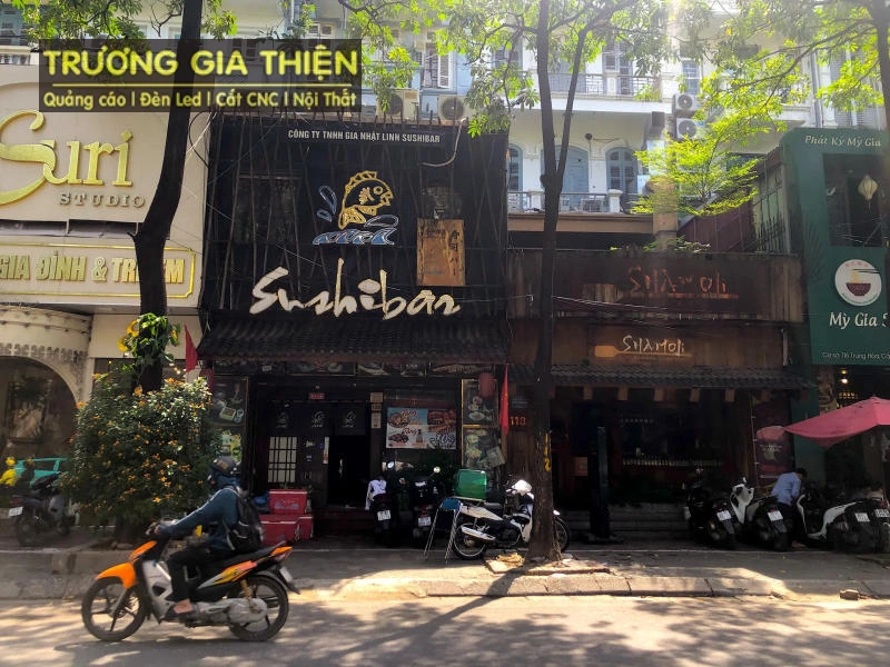 Biển hiệu quảng cáo được thiết kế theo yêu cầu riêng.