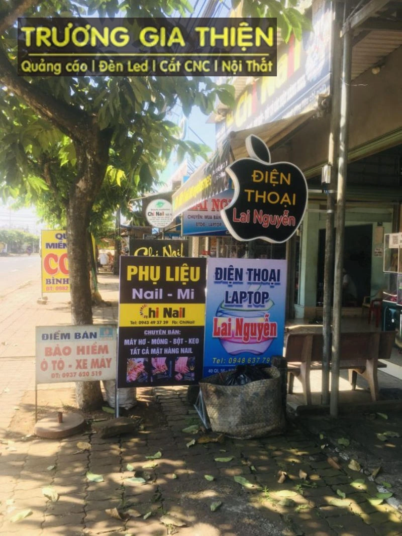 Biển hiệu có bố cục rõ ràng, làm nổi bật thông tin cần thiết.