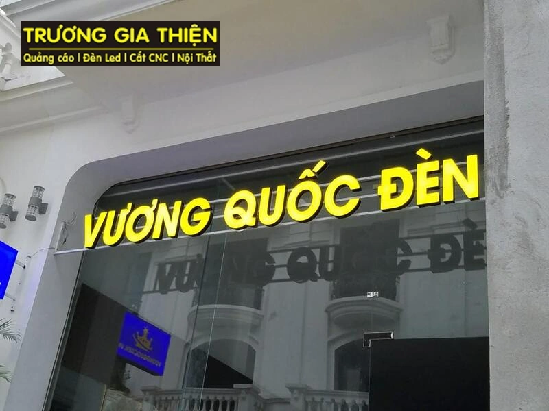 Đặt trước mặt tiền cửa hàng