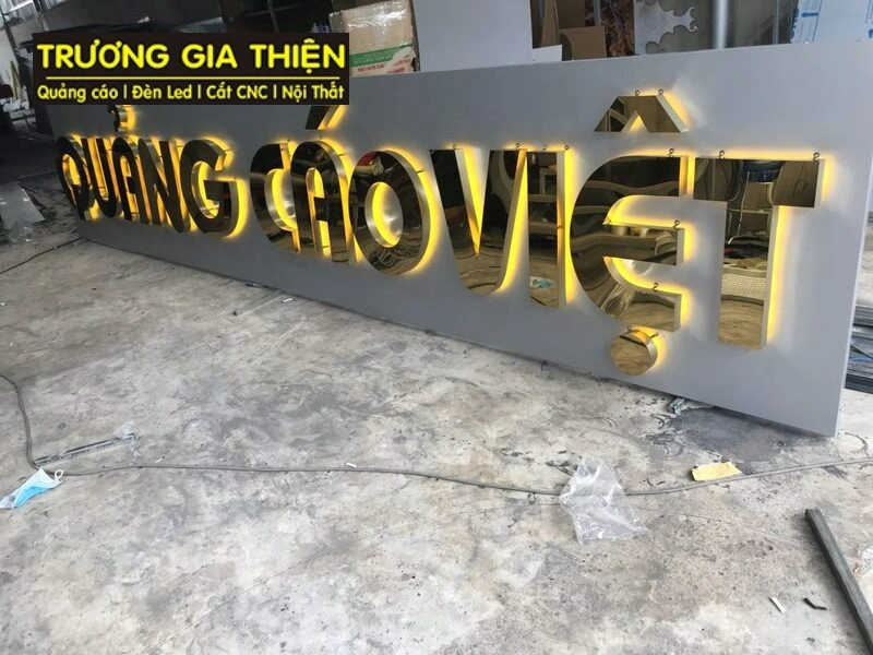 Chât liệu Mica được ứng dung trong quảng cáo tên thương hiệu với sự kết hợp với đèn led