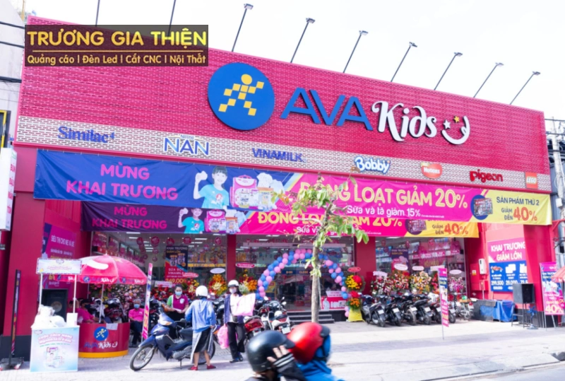 Biển hiệu quảng cáo với đường nét rõ ràng, dễ nhìn từ xa.