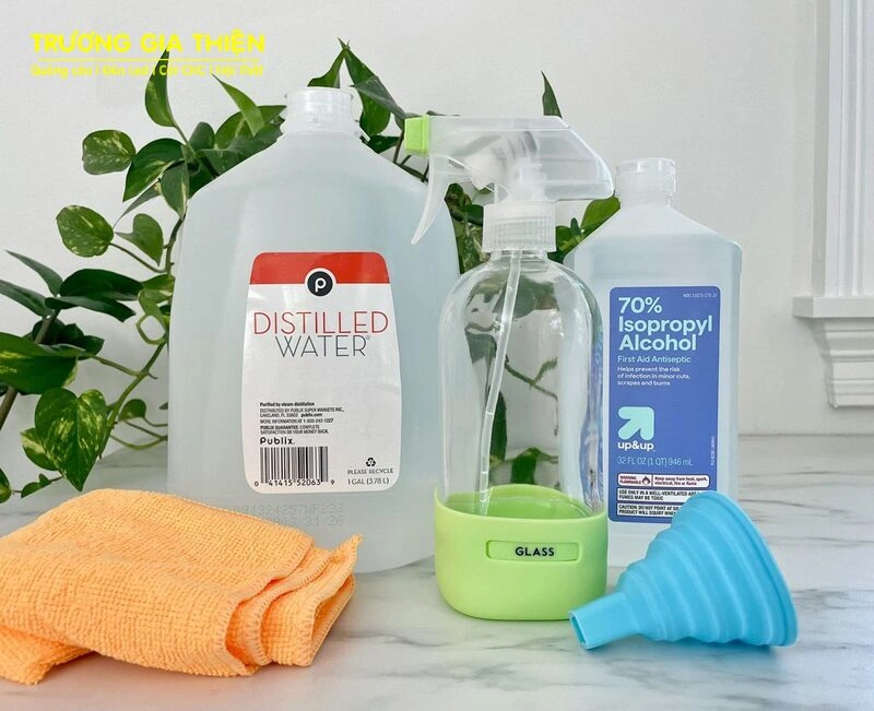 Dùng khăn mềm ẩm và dung dịch vệ sinh chuyên dụng để vệ sinh thường xuyên