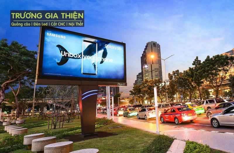 Biển hiệu được thiết kế chuyên nghiệp, truyền tải rõ thông điệp.