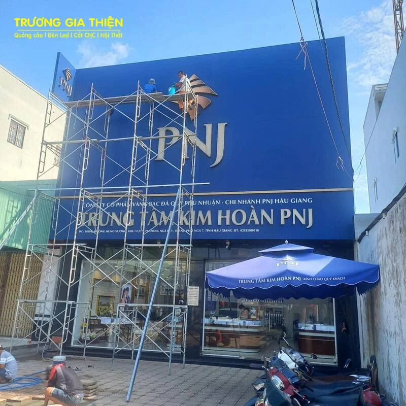 Chúng tôi sẽ giao hàng hoặc lắp đặt biển hiệu tận nơi theo yêu cầu