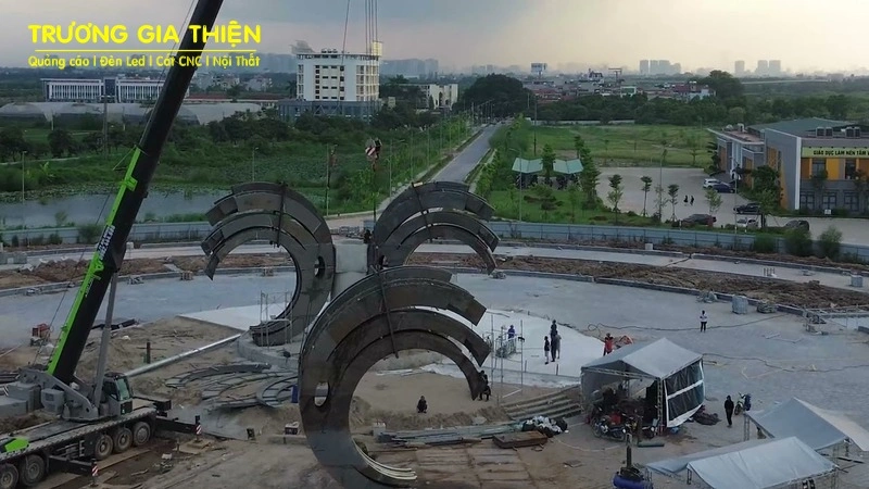 Các thành phần artwork đã được gia công sẽ được vận chuyển đến địa điểm và tiến hành lắp đặt