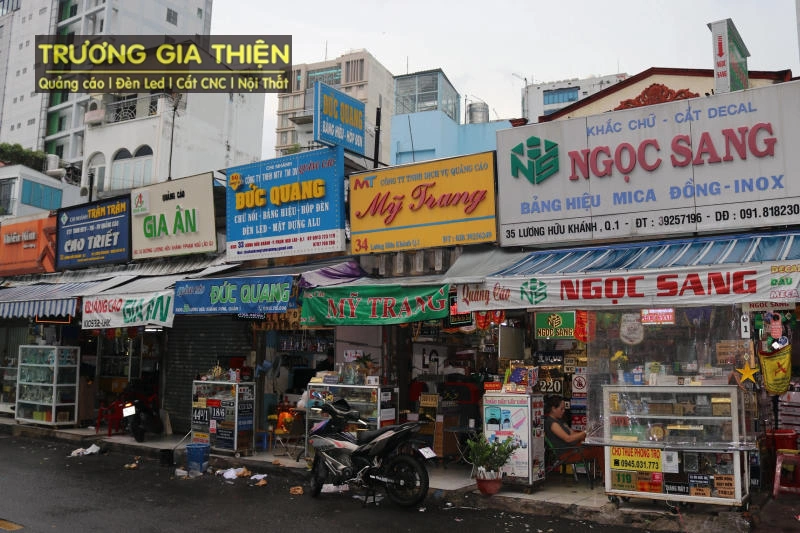 Biển hiệu được thiết kế để thu hút từ xa và gây ấn tượng gần.