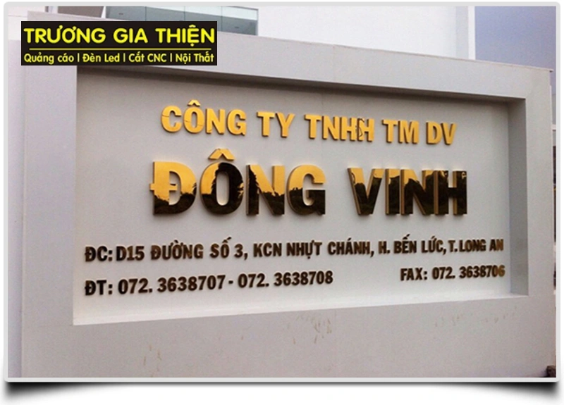 Ứng dụng của Mica làm logo và thông tin ngay cổng công ty