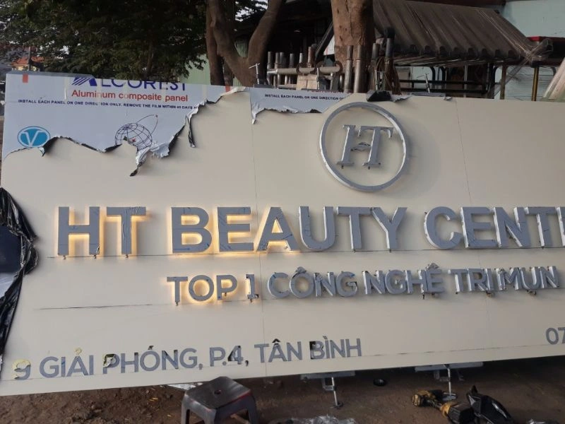 Biển hiệu ngoài trời bằng alu chữ nổi lớn cho trung tâm làm đẹp