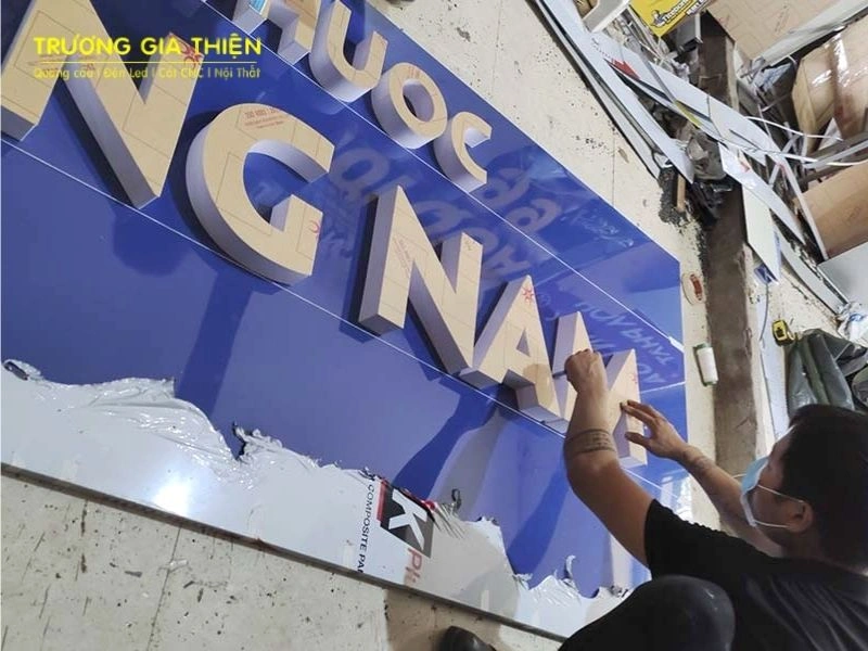 Một tấm biển alu chữ nổi hoàn chỉnh thường bao gồm 3 bộ phận chính