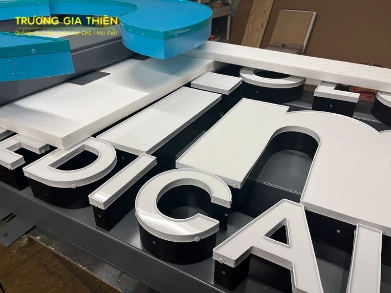 Chữ nổi mica là loại chữ được làm từ tấm nhựa mica