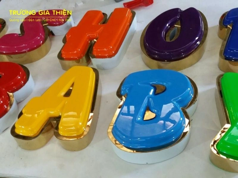 Chữ mica hút nổi