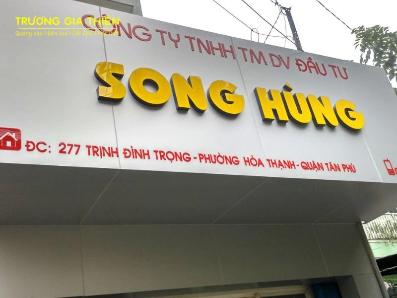 Mica thường được dùng làm biển hiệu chính, tạo điểm nhấn nổi bật cho mặt tiền
