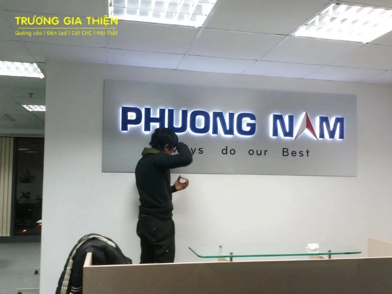 Chữ nổi mica đặt tại quầy lễ tân, sảnh chờ