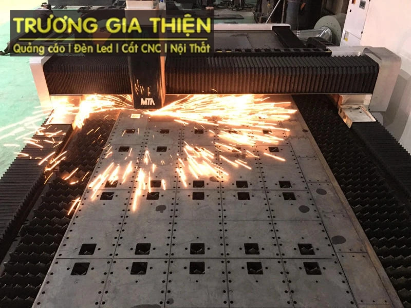 Cắt laser thép tấm là phương pháp gia công kim loại hiện đại sử dụng chùm tia laser có cường độ cao