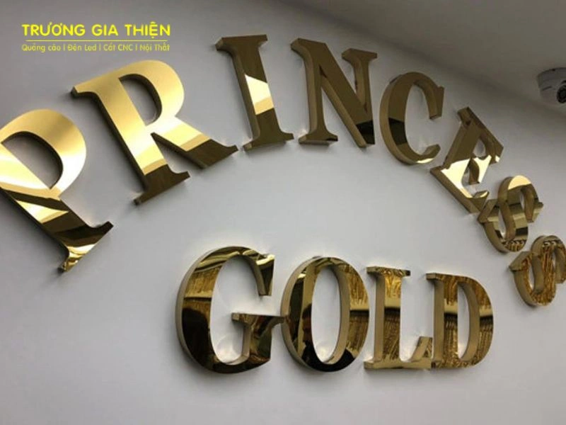Chữ inox tráng gương có bề mặt sáng bóng như gương