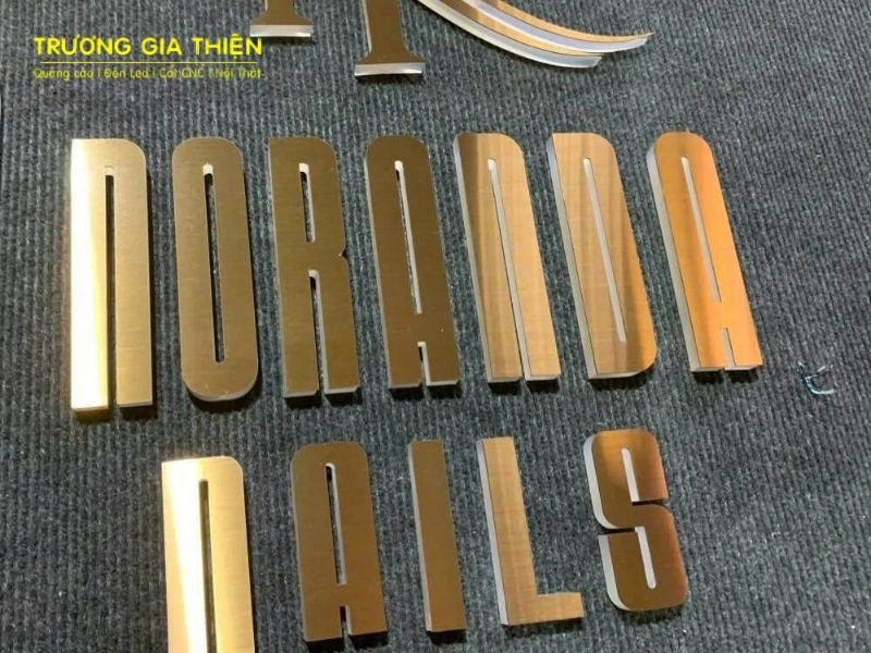 Chữ inox xước mang một nét đẹp hiện đại