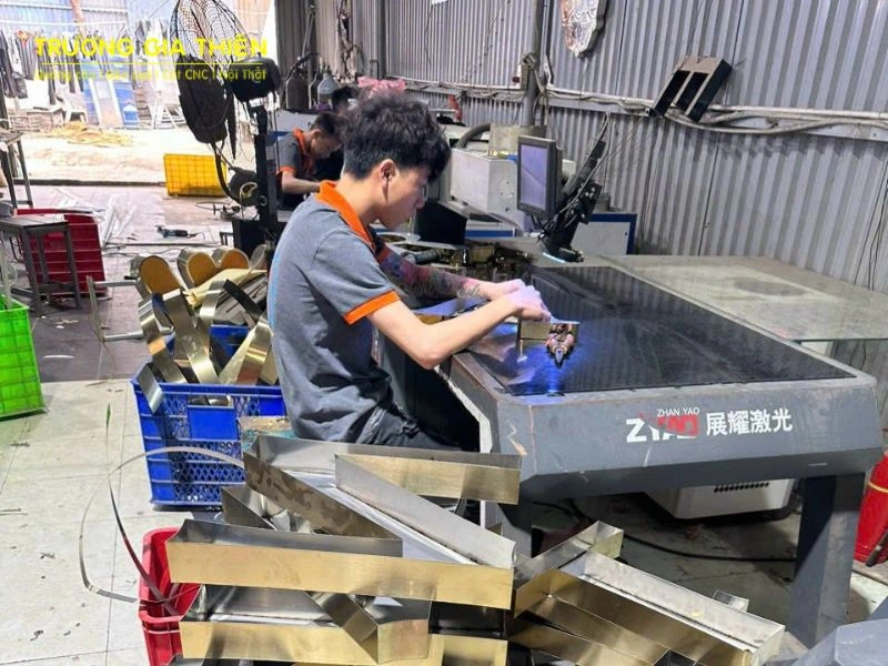 Đội ngũ kỹ sư và thợ gia công đã có nhiều năm kinh nghiệm