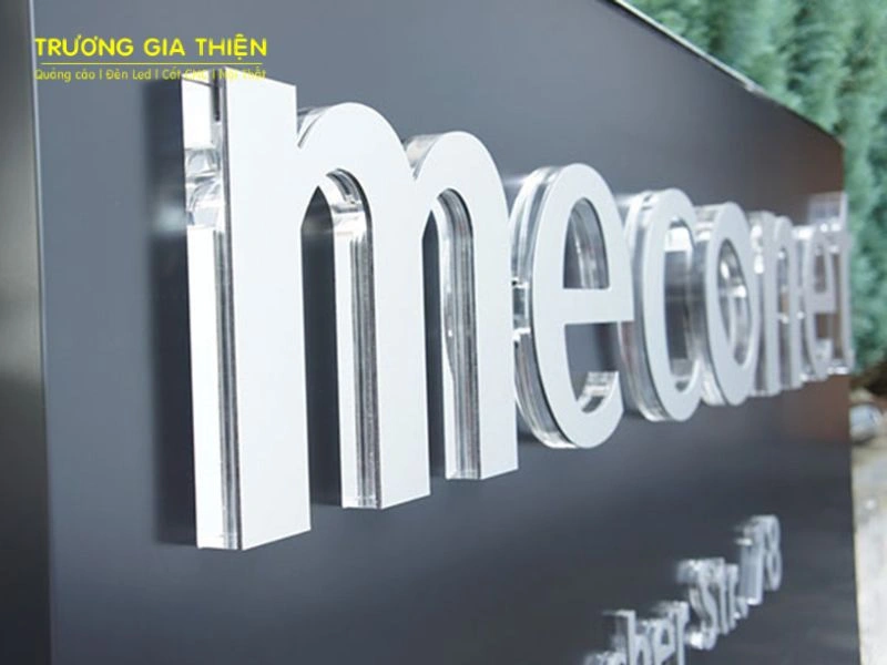 Chữ mặt inox chân mica trong suốt