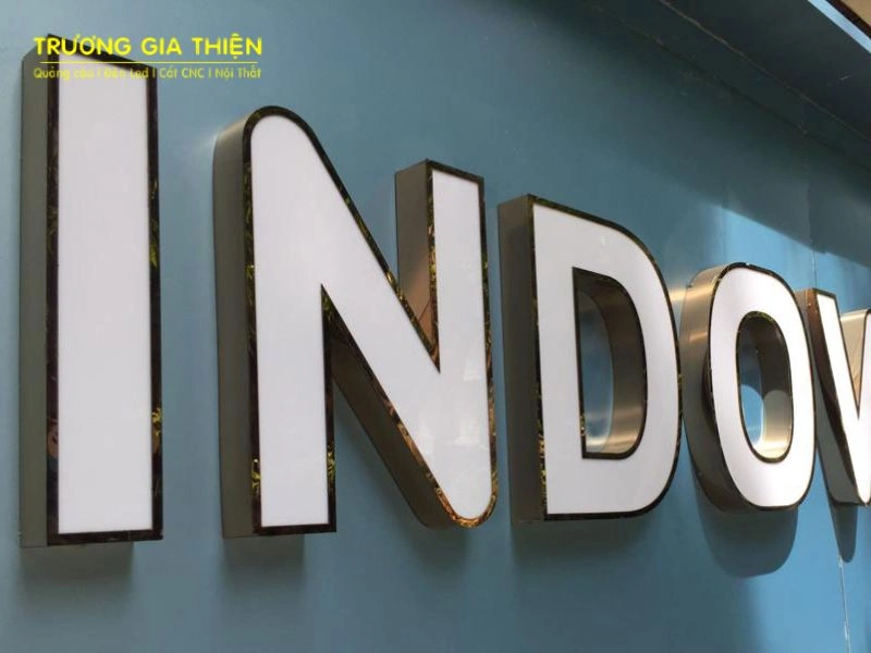 Gia công chữ inox mặt mica cực sắc nét