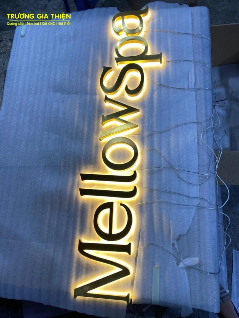 Mẫu chữ inox sáng chân cho spa