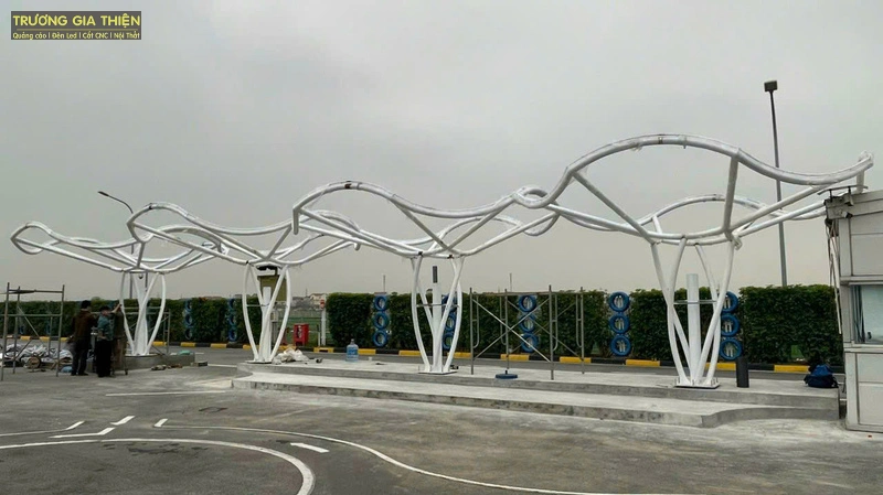 Đội ngũ thi công lắp đăt các biểu tượng trang trí đô thị