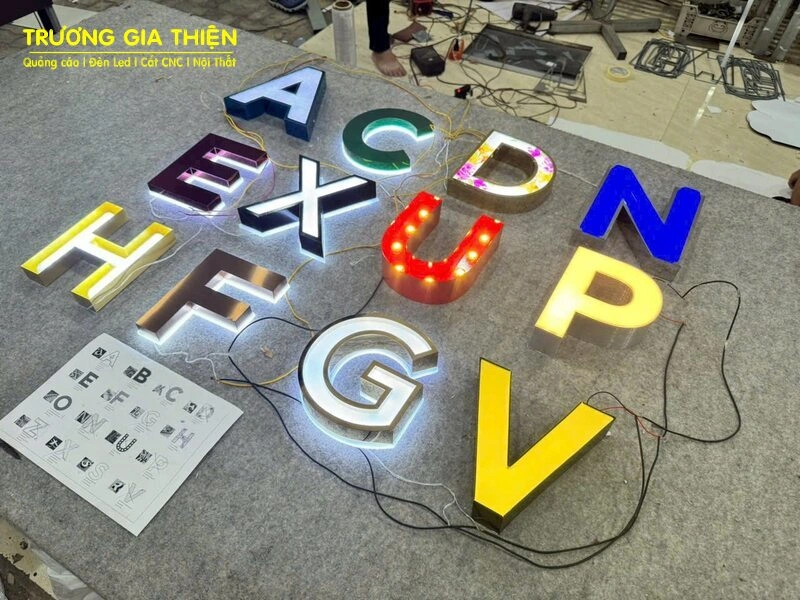 Cấu tạo của một bộ chữ inox hắt sáng chân