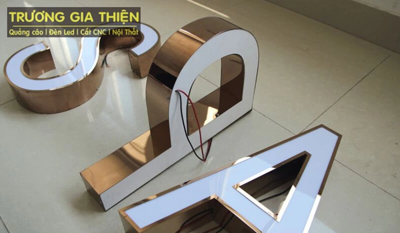 Chữ mica viền inox quảng cáo spa ấn tượng