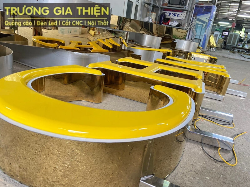 Mẫu chữ inox lọng viền đẹp được nhiều khách hàng ưa chuộng