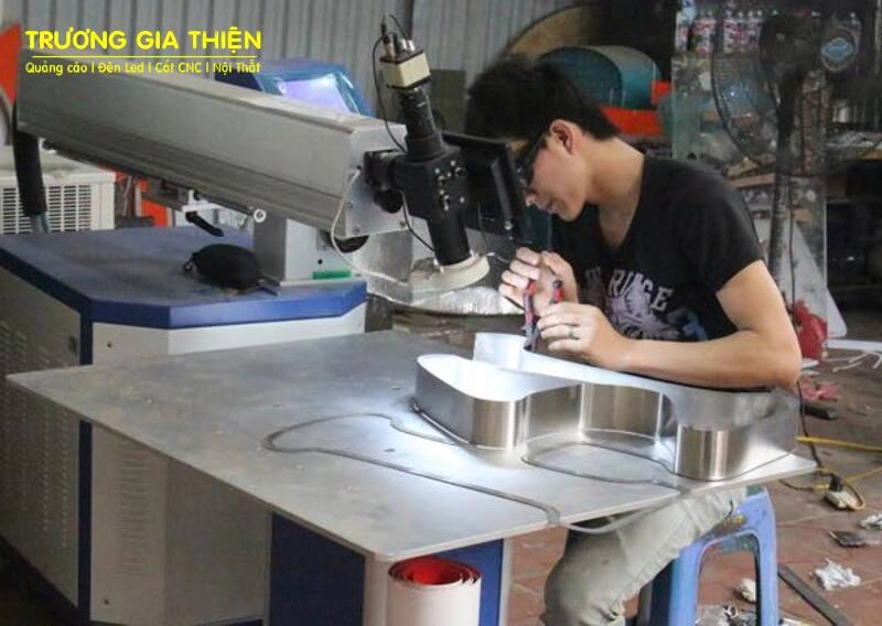 Quy trình gia công chữ inox sáng chân chuyên nghiệp