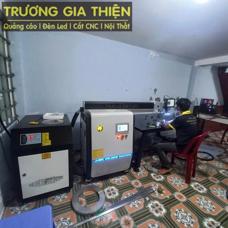 Anh Quang đã có 10 năm kinh nghiệm hàn chữ, hiện là nhân sự nòng cốt tại Trương Gia Thiện
