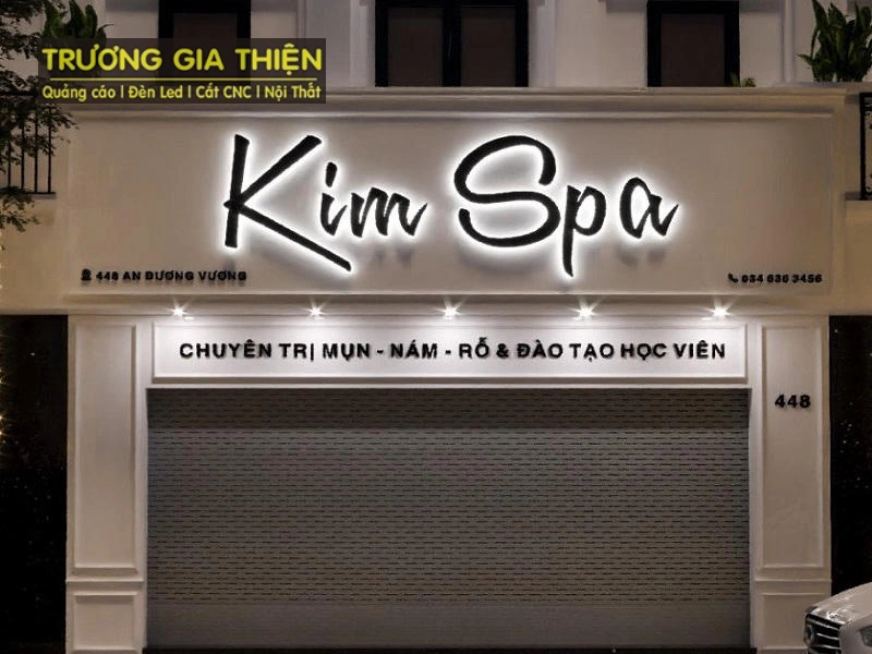 Thiết kế tối giản với chữ inox