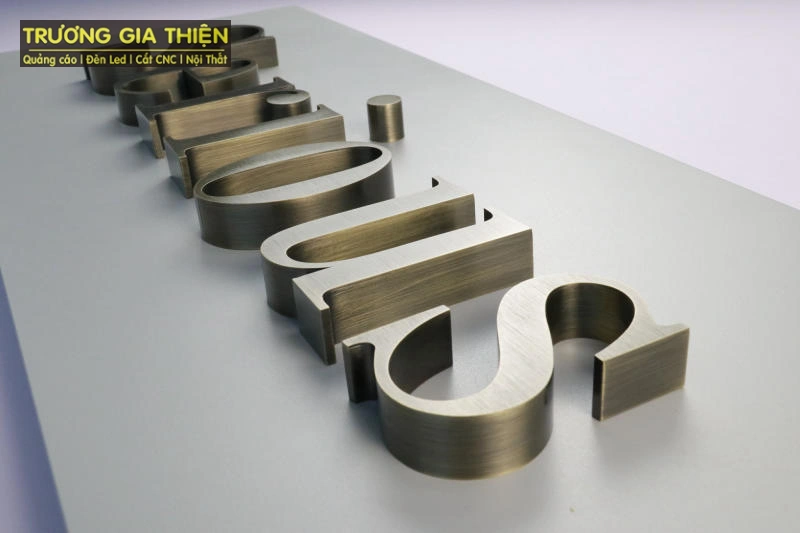 Chữ inox trắng xước gắn Mica