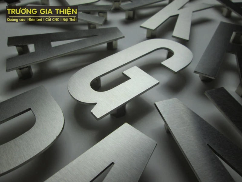 Mẫu chữ inox trắng xước gắn Mica