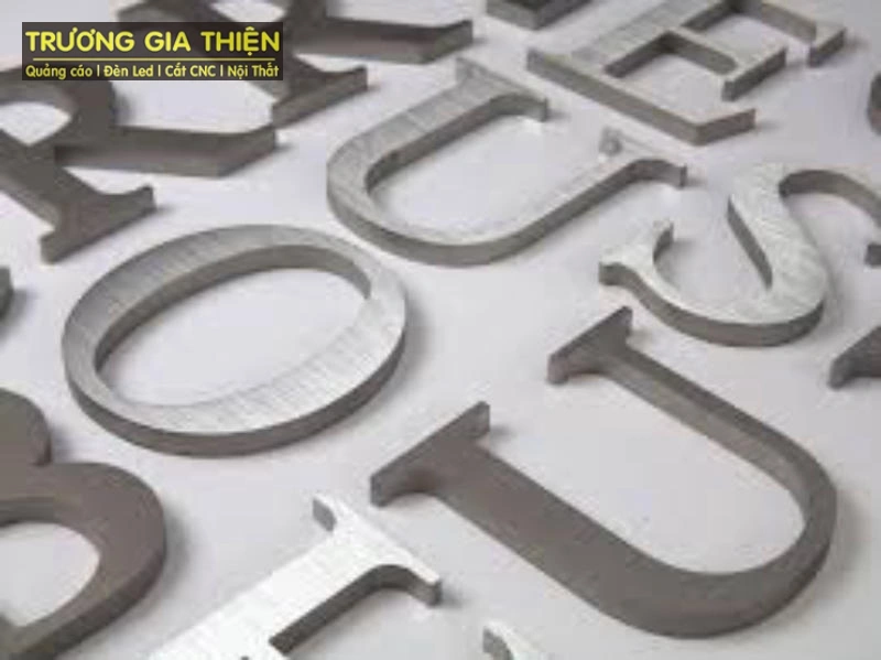 Chữ inox trắng xước uốn nổi