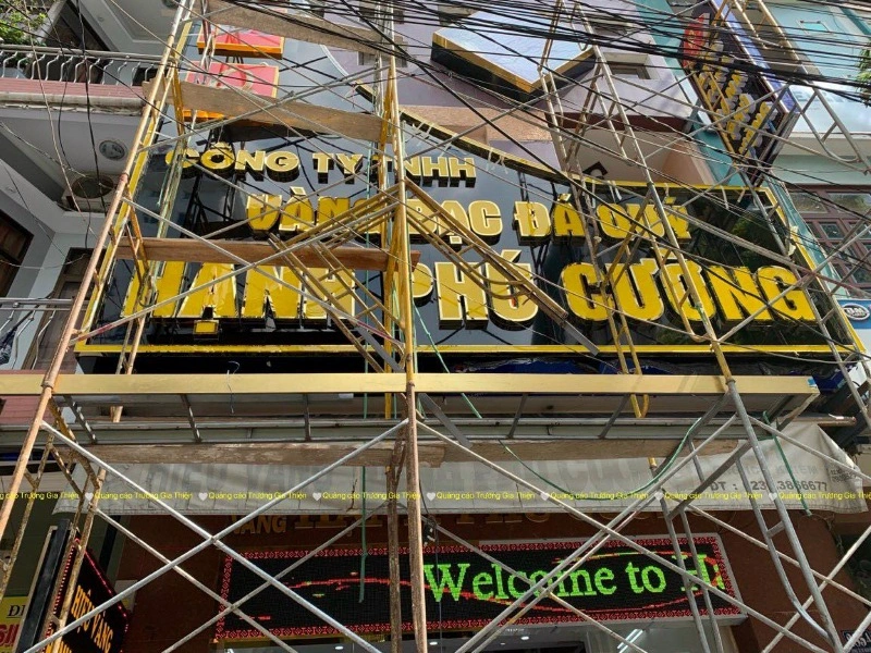 Thi công bảng hiệu quảng cáo chữ nổi chân nhôm cho khách hàng