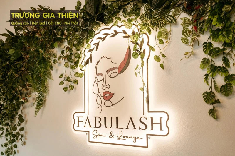 Mẫu spa kết hợp ánh sáng ấn tượng