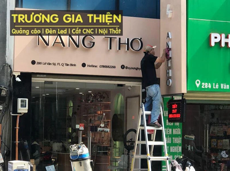 Bảng mica gắn chân trưng bày sang trọng, chắc chắn