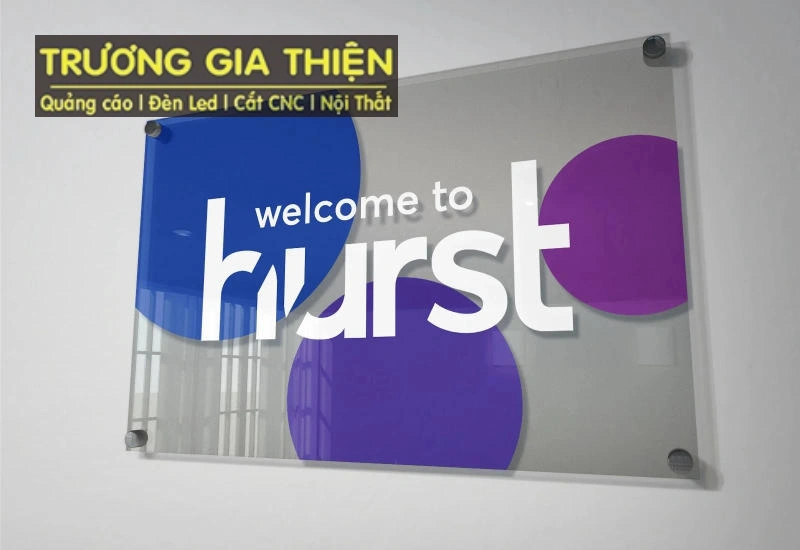 Biển mica nhỏ gọn nhưng cực kỳ bắt mắt