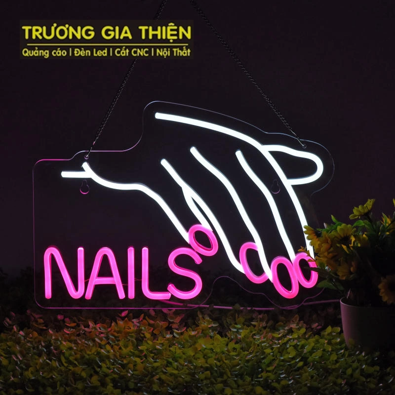 Biển nail kiểu treo cửa nhỏ nhắn nhưng rất nổi bật.