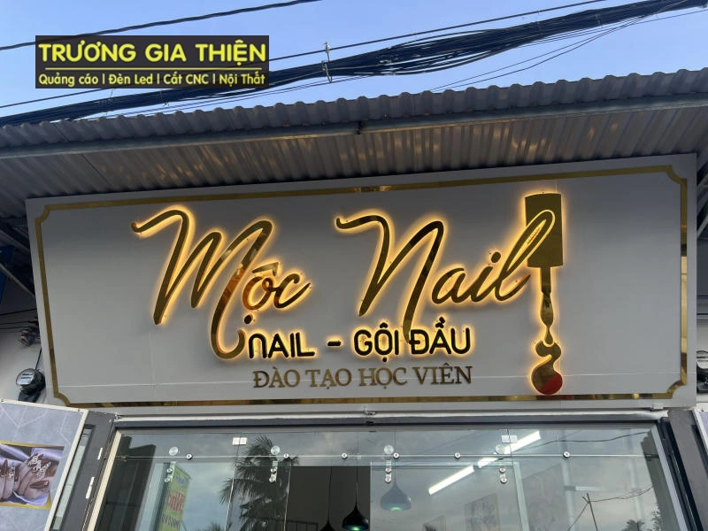 Bảng hiệu nail đèn neon tạo cảm giác trẻ trung.