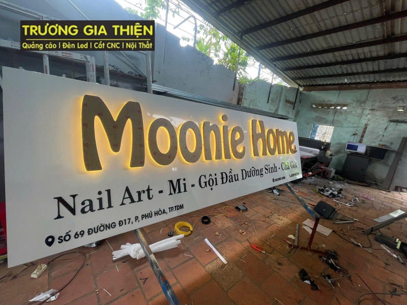 Bảng hiệu nail thiết kế thanh lịch rất hợp khu phố.