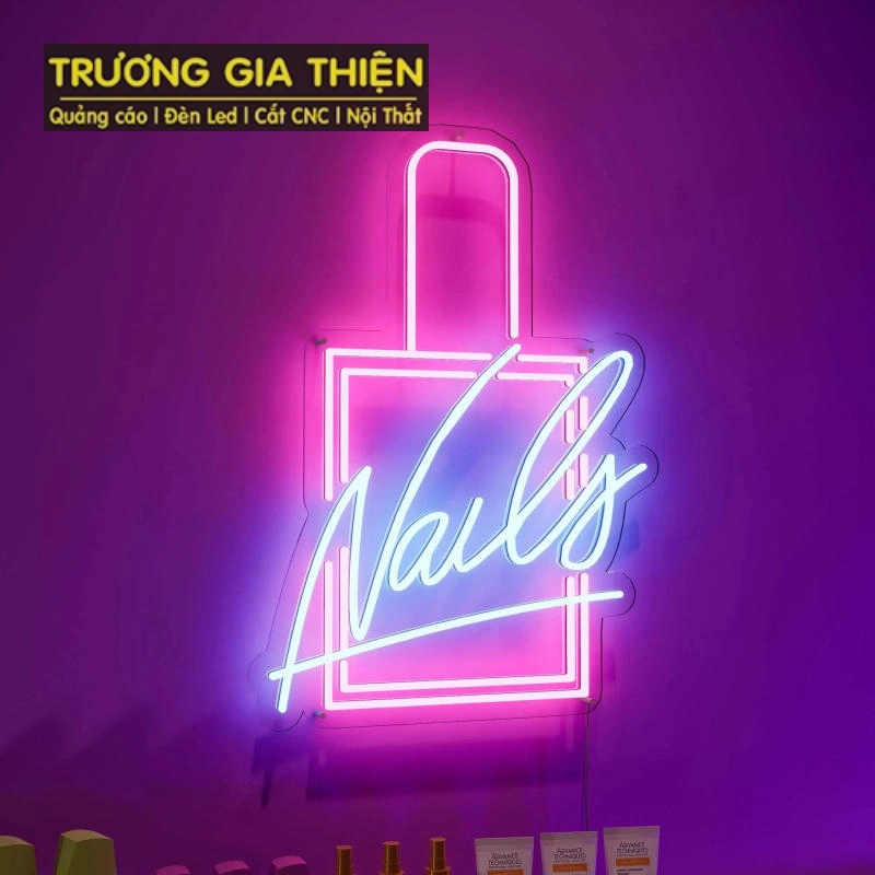 Bảng hiệu nail nổi bật nhờ phối màu hài hòa.