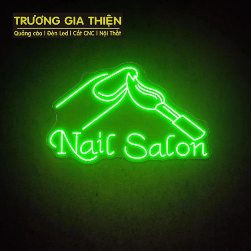 Bảng hiệu nail tích hợp đèn tạo điểm nhấn buổi tối.