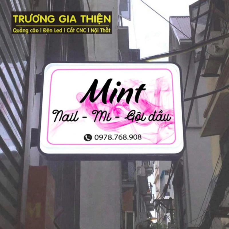 Bảng hiệu nail màu pastel nhẹ mang cảm giác thư giãn.